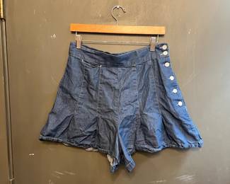 2 pairs of Unique Vintage shorts.
Both size large (10-12).
On sailor style shorts white buttons are functional. 