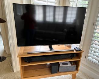 Smart Flat screen TV with sound bar, Klipsch Onell Phoino