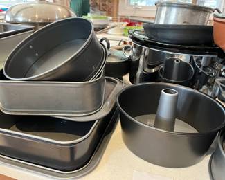 Tons of kitchen items 