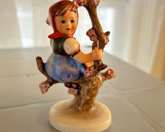 HUMMEL APPLE TREE GIRL #141