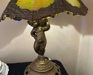 STAINED GLASS LAMP - NEEDS SMALL REPAIR