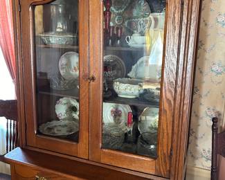 ANTIQUE SOLID OAK HUTCH