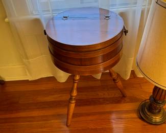 VINTAGE ROUND WOOD RINGED BARREL  3 LEG SEWING BASKET