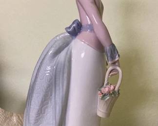 Lladro Basket Of Love Figurine