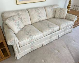 35 Drexel Heritage Floral Couchmin