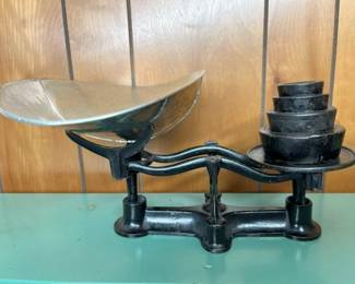 35 Vintage Cast Iron Balance Scalemin