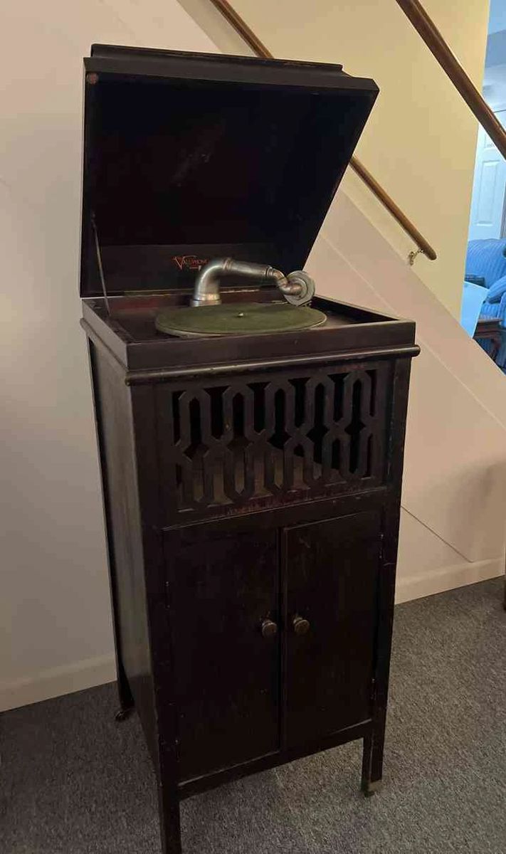 Stunning and Elegant Sunset Hills Estate... starts on 3/3/2024