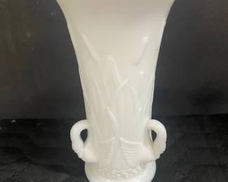 Westmoreland Swan Vase