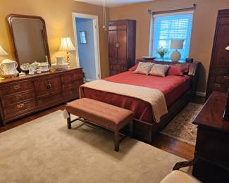 Maste bedroom with queen size bed