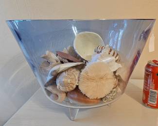 Decorative crystal bowl with shells