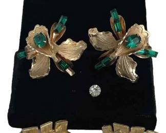 Listner Gold Tone With Crystal * Screwback Earrings * Green Faceted Glass * Gold Tone Iris Design Screwback Earrings
