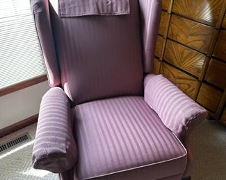 A very nice upholstered recliner! Excellent condition! 