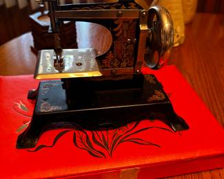 A SUPERB Antique German Case Child's Metal Sewing Machine! WORKS! Art Deco design! 