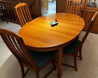 Lovely solid oak MCM Dining Room Table and Six chairs! EXCELLENT CONDITION! 2 Captains choirs and 4 side chairs!  