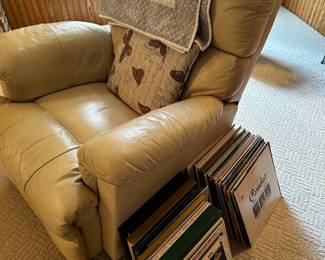 Here is a great leather recliner! Soft and broke in! Great for a quick nap! Not that I would know! 😴😉 