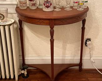 Demilune table 
