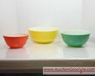 THREE PYREX Nesting Mixing Bowls