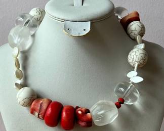 VINTAGE STATEMENT OVERSIZED LARGE CORAL, PEARL, LUCITE, HOWLITE BEADS NECKLACE