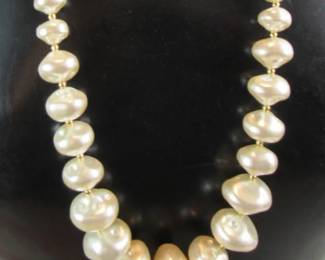 Massive dimpled pearl lucite necklace 