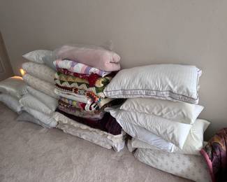 Quilts, blankets and Pillows