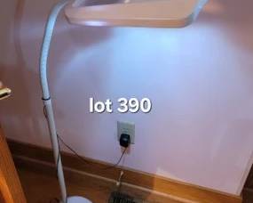Magnifying floor lamp