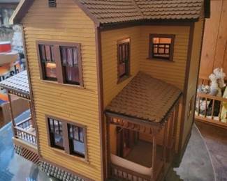 Large, fully electric dollhouse