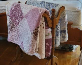 Oak quilt rack, quilts