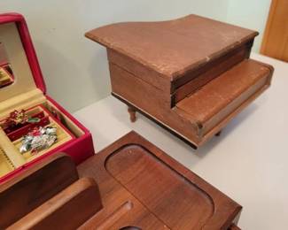 Piano-shaped jewelry box