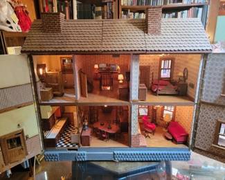 Large, fully electric dollhouse