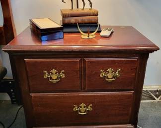 THOMASVILLE IMPRESSIONS WINSTON COURT 2 DRAWER NIGHT STAND. WE HAVE 4 OF THESE