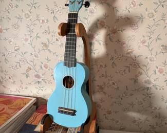 Blue Mahalo U-30LB ukulele with stand 