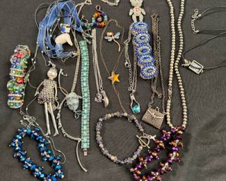Jewelry Lot#3 Beaded jewelry with bracelets, pendants & necklaces