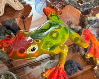 Green and red resin frog with wall hanger 5"L