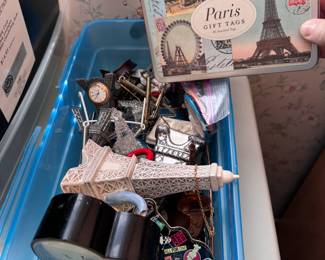 Trinket Box F Paris-themed trinkets
