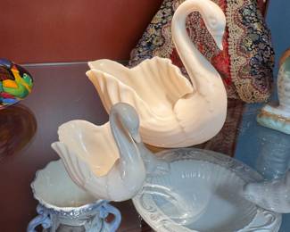 Pair of Lenox porcelain swans 2-4"