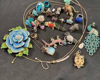 Jewelry Lot#13: Rhinestone-themed with large brooches & pins, necklaces, rings 