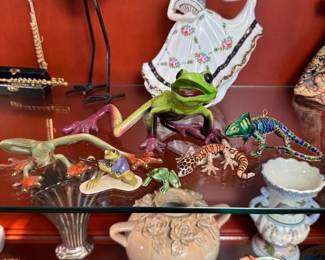 Group of figurines including frogs and lizards 1/2-3"