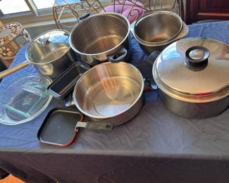Box Lot#6 variety pots and baking dishes