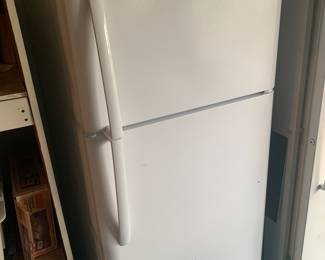 Garage
Frigidaire refrigerator/freezer