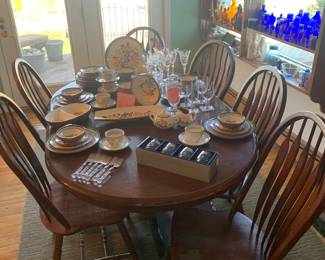 Kitchen
Table & Windsor style chairs
Stangl pottery set