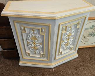 Painted drexel style hamper
( just like the other one ) $30