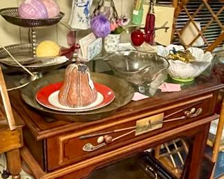 MISCELANEOUS SERVEWARE, DECOR, ACCENTS, TRAY TABLE