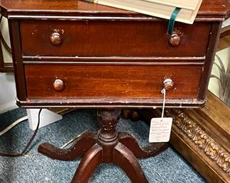 VINTAGE/ANTIQUE SIDE TABLE W/DRAWERS