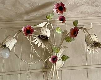 ANTIQUE METAL LEAF/FLORAL WALL SCONCE