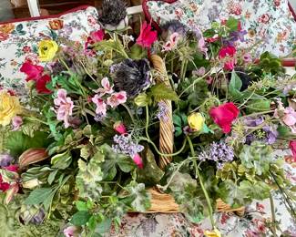XLARGE BASKET WITH FLORAL DECOR