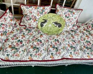 VINTAGE/ANTIQUE WICKER/WOOD BENCH/SOFA