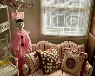 SETTEE, PILLOWS & MORE!