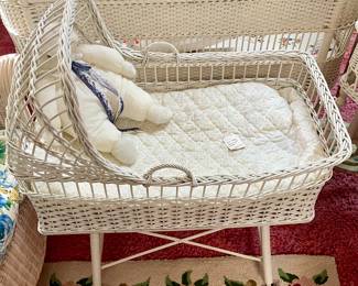 WICKER BASSINETTE