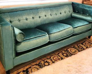 Beautiful EMERALD GREEN                                                       (see next pic for true color --->) crushed velvet sofa...in mint condition !