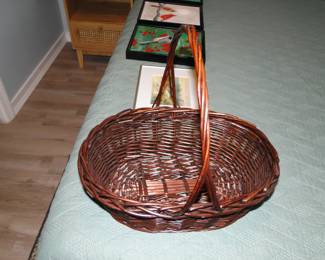 Very nice medium sized wicker basket